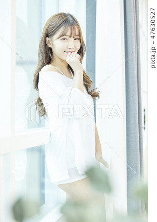 若い女性 女性 女 47630527