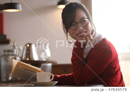 カフェで本を読む女性 カフェで本を読む女性 47630579