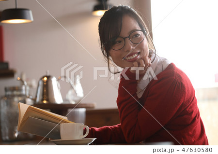 カフェで本を読む女性 カフェで本を読む女性 47630580
