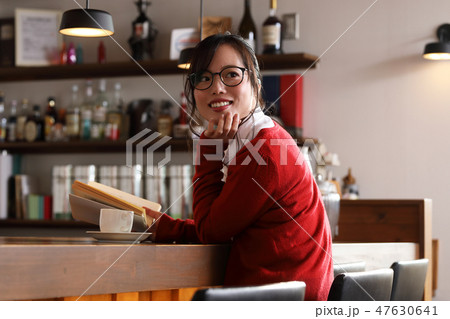カフェで本を読む女性 カフェで本を読む女性 47630641