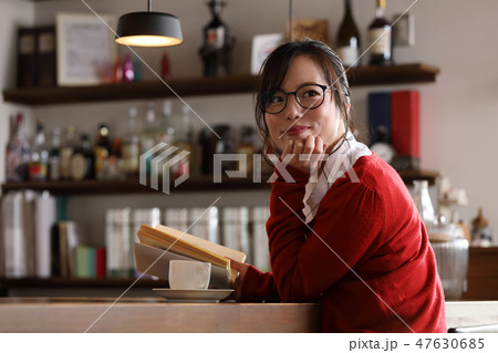 カフェで本を読む女性 カフェで本を読む女性 47630685
