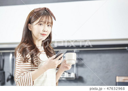 若い女性 韓国人 スマートフォン 47632968