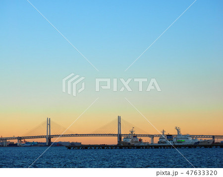 夕暮れの横浜ベイブリッジ 47633320