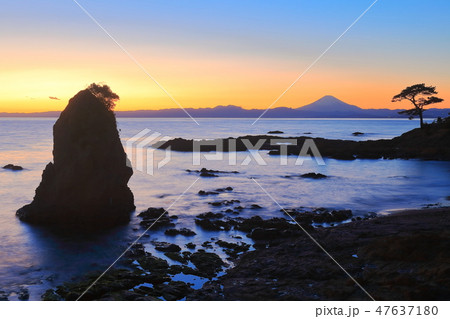 【神奈川県】立石海岸から富士夕景 【神奈川県】立石海岸から富士夕景 47637180