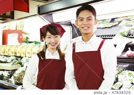 スーパー　店員　女性　スーパーマーケット 47638320