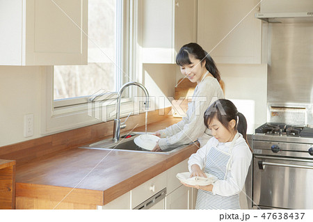 お手伝いする女の子 47638437