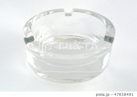 ガラスの丸いシンプルな灰皿の写真素材 [47638491] - PIXTA