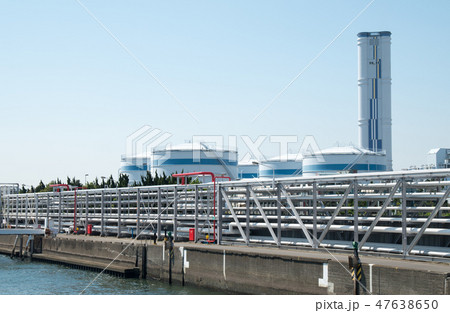 石油パイプラインと発電所のタンク群 47638650