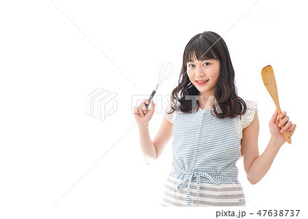 コーヒー豆を持つ若い女性 47638737
