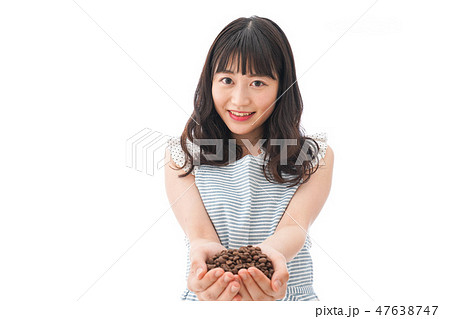 コーヒー豆を持つ若い女性 コーヒー豆を持つ若い女性 47638747