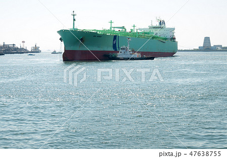 出港する緑の大型タンカー 出港する緑の大型タンカー 47638755