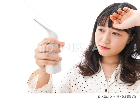 風邪をひいた若い女性・インフルエンザイメージ 47638978