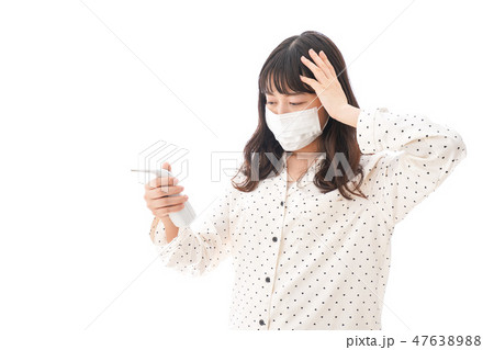 風邪をひいた若い女性・インフルエンザイメージ 47638988