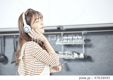 若い女性 韓国人 キッチン 47639095