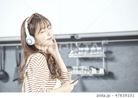若い女性 韓国人 キッチン 47639101