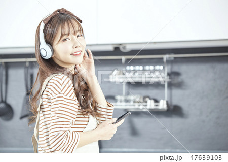 若い女性 韓国人 キッチン 47639103