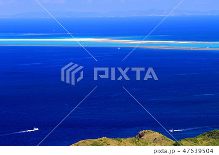 久米島比屋定バンタから見たハテの浜と船 久米島比屋定バンタから見たハテの浜と船 47639504