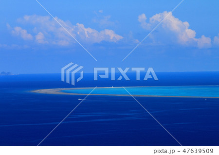 久米島比屋定バンタから見たハテの浜と船 47639509