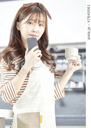 若い女性 韓国人 スマートフォン 47640061