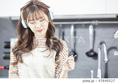 若い女性 韓国人 キッチン 47640527