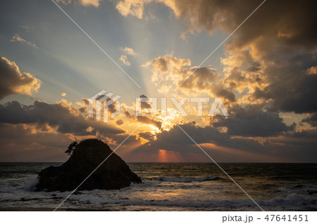 世界遺産白神山地の絶景　十二湖海浜公園から望む日本海の夕日 47641451