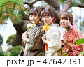 花を持って寄り添う笑顔の女性　3人 47642391
