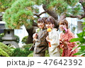 花を持って寄り添う笑顔の女性　3人 47642392