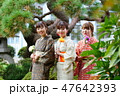 花を持って寄り添う笑顔の女性　3人 47642393