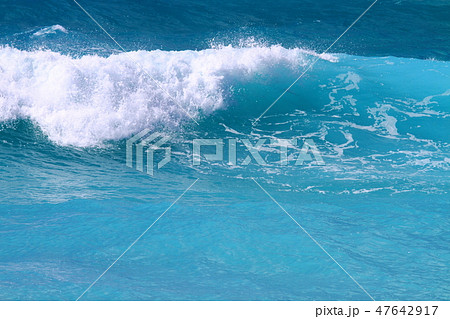 久米島ハテの浜の青い波 久米島ハテの浜の青い波 47642917