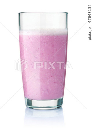 Glass of blueberry smoothie 47643154