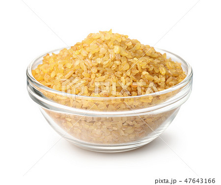 Dry bulgur wheat in glass bowl 47643166