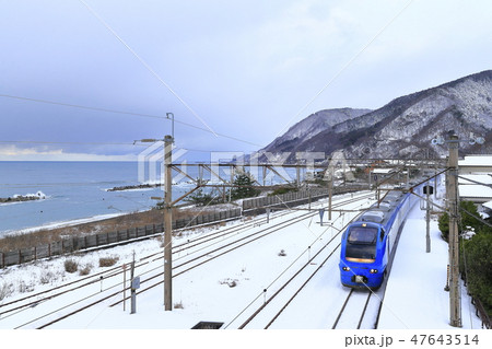 雪景色の笹川流れを走る特急いなほ 47643514