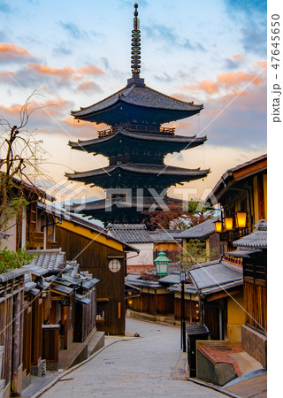 早朝の八坂の塔 47645650