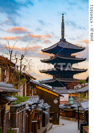 早朝の八坂の塔 47645651