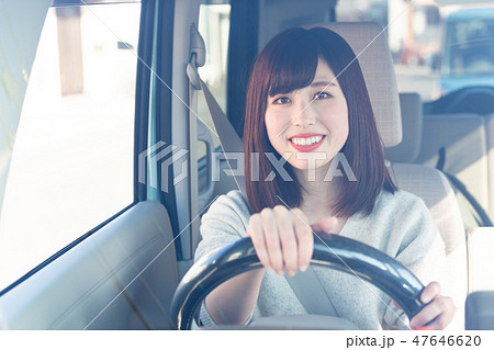 若い女性 ドライブの写真素材