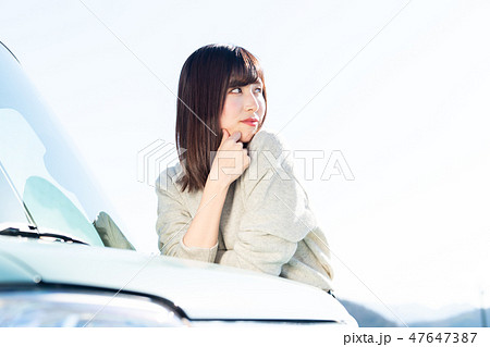 若い女性　ドライブ 47647387