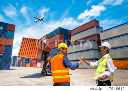 Foreman and Businessman control loading Containers 47648612