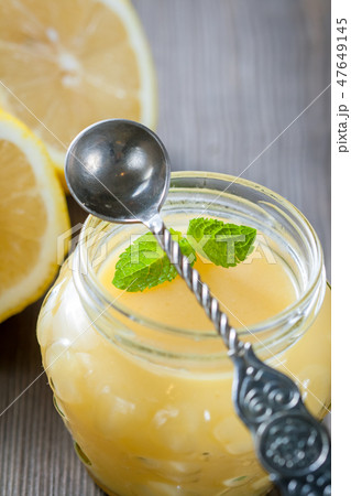 Homemade lemon curd with fresh lemons 47649145