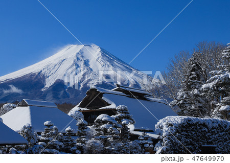 雪化粧を纏った忍野八海 雪化粧を纏った忍野八海 47649970