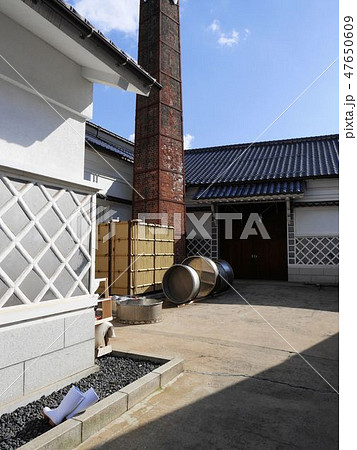 西条の酒蔵　酒造りの季節　（東広島市酒蔵通り） 47650609