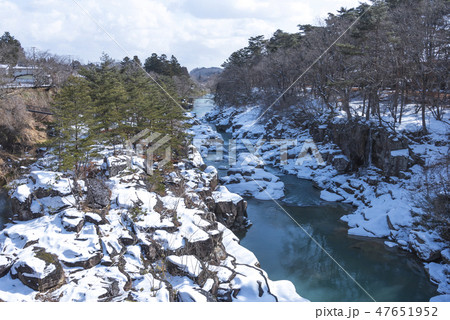 冬 厳美渓 渓流 川 水 雪の写真素材