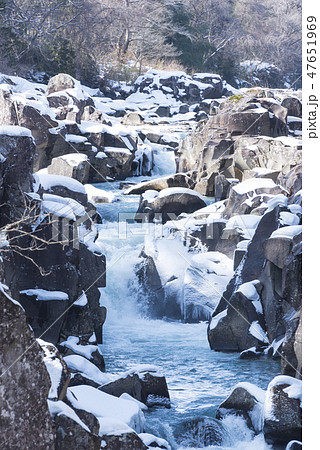 冬　厳美渓　渓流　川　水　雪 47651969
