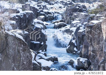 冬　厳美渓　渓流　川　水　雪 47651972