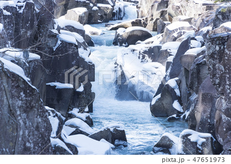 冬　厳美渓　渓流　川　水　雪 47651973