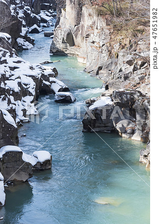 冬 厳美渓 渓流 川 水 雪の写真素材