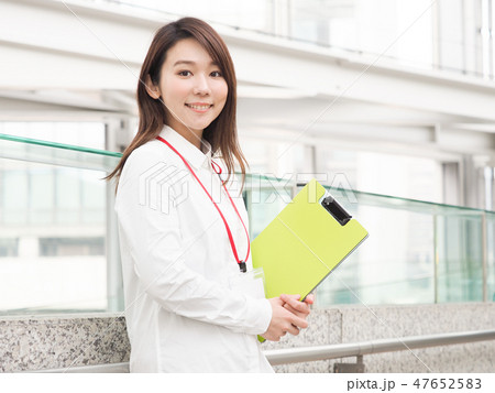 黄緑色のファイルを持つビジネスウーマン 47652583