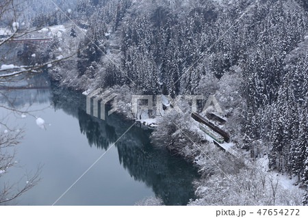 只見川に沿って走る只見線 47654272