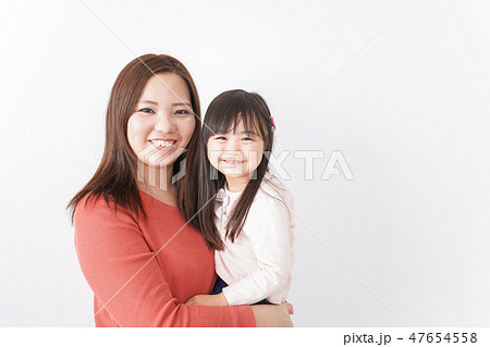 妊娠した女性とお腹に耳をあてる子ども 47654558