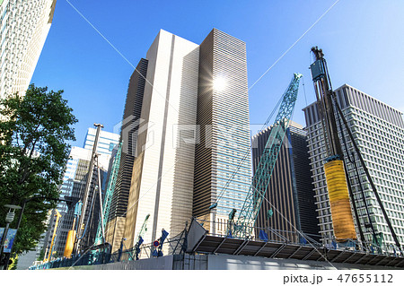 オフィス街のビル建設現場 47655112