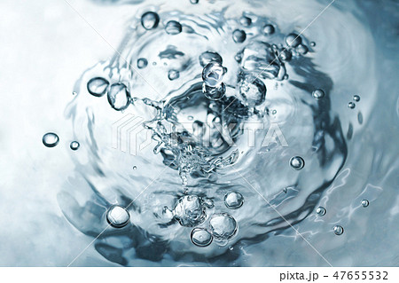 水 泡 水面 水滴 イメージ素材の写真素材